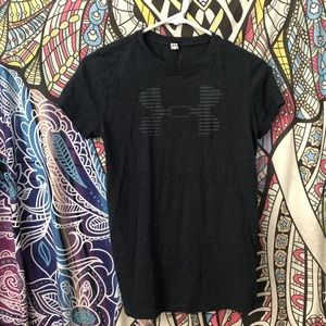 dark grey under armour t-shirt